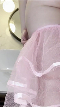 Sborra più vicino sul suo culo grosso pancia nuda e la nuova lingerie sexy è quello che vuole da te mentre mostra la figa e il culo