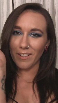 Dia di sini untuk melayani menampilkan Sinn Sage, Riley Daniels