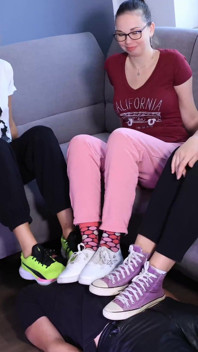 Fußsklavin für 3 stinkende sockengöttinnen