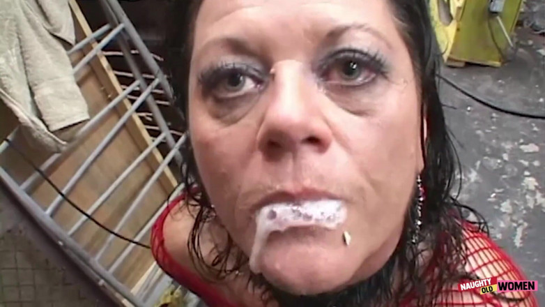 Naughty old women: Des grosses bites giflent le visage de cette brune et...