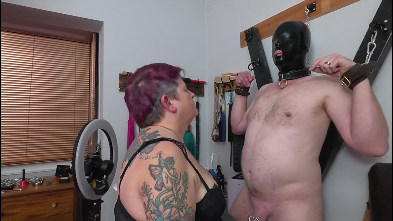 The Izars: Locktober uklízí pro jeho klec cudnosti