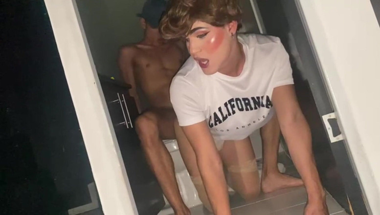 KenPrince: Femboy Joue Dans La Salle De Bain Et Se Fait...
