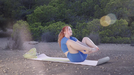 Sheryl X Sinclair: Yoga ao ar livre na floresta com pose de bebê...