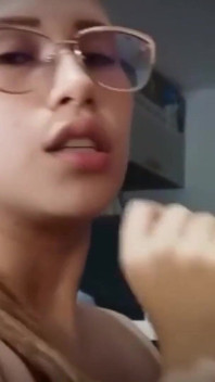 和一个美丽的饥渴拉丁女郎的深度口交
