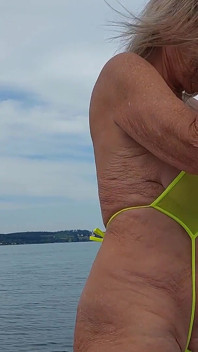 Büyükanne Seksi Bir Mayo Içinde Yüzmeye Gidiyor!