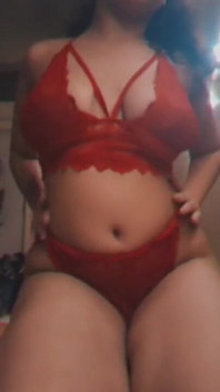 Molliges asiatisches mädchen in roten dessous