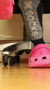 Graue leggings, rosa clogs, Skisocken &barfuß unter dem schreibtisch