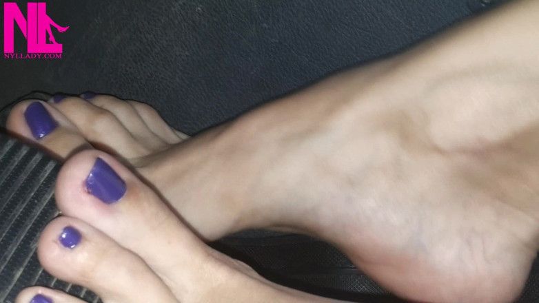 Nyllady: Vendetta a piedi nudi con le sneakers puma