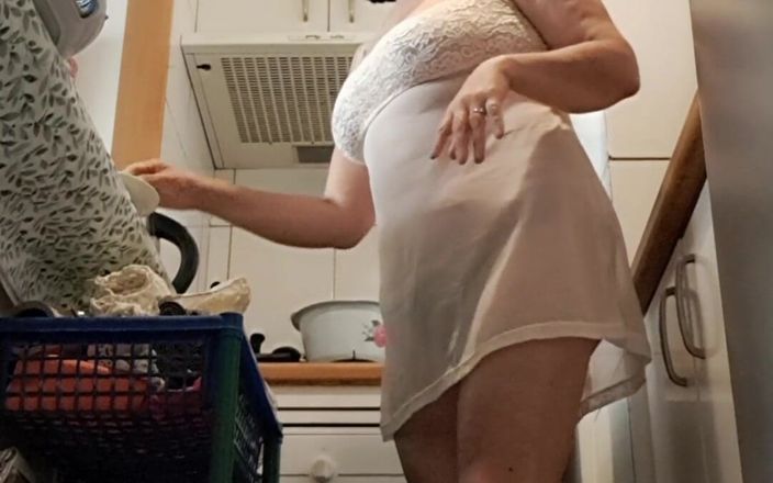 Mommy big hairy pussy: 继母在厨房，性感的晨间