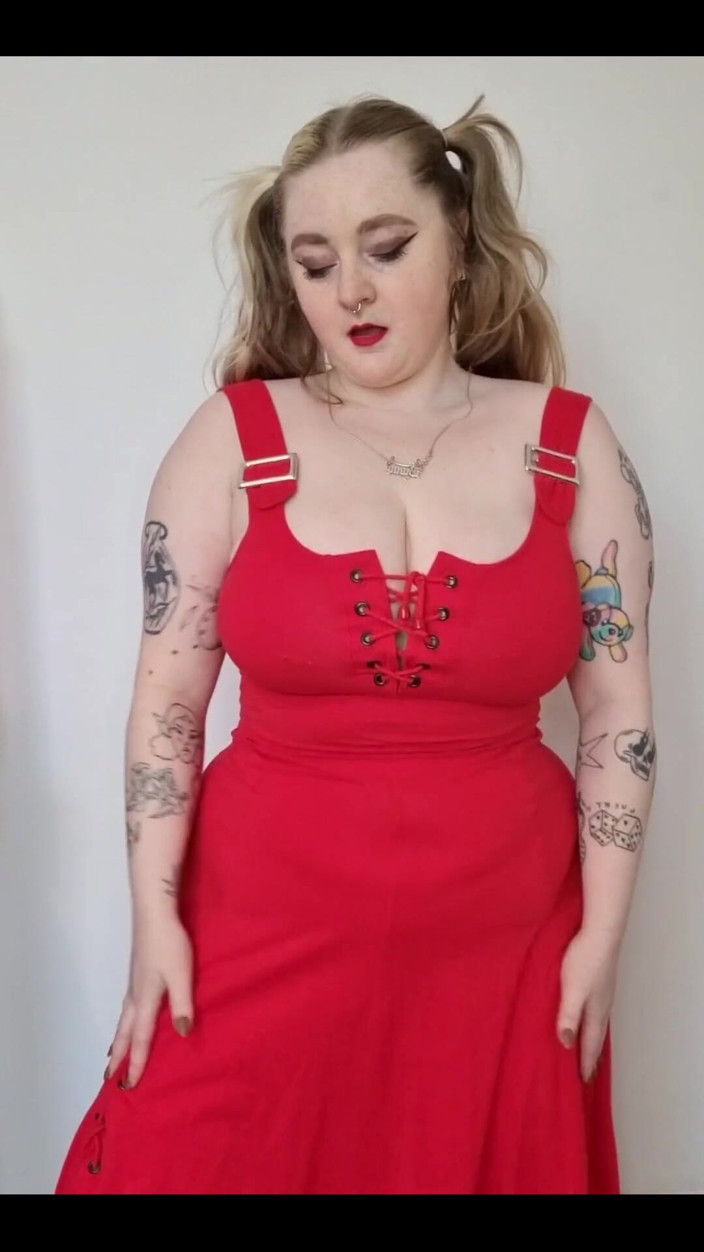 Bunny Royle: Une robe rouge se déshabille