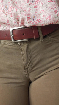 Niegrzeczny kolega pokazując cipkę Wedgie