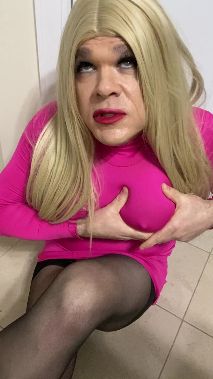 MadisonCD2025: Sissy crossdresser habla con papi y juega con ella