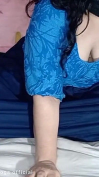 印度胖乎乎的妻子给我的邻居打手枪，他在直播中抓住了她的大胸部