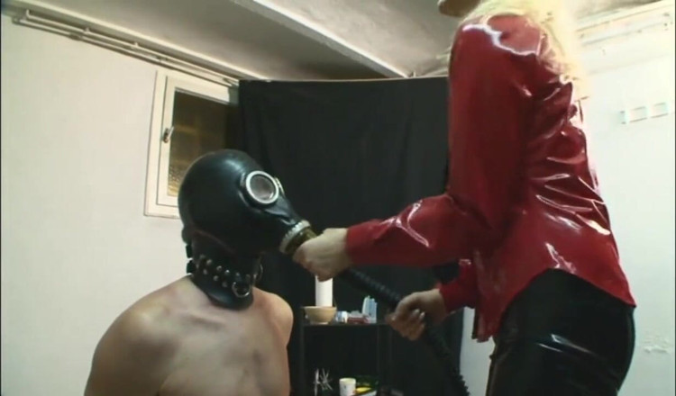 Absolute BDSM films - The original: Gaz maskesi içinde penis aşağılama