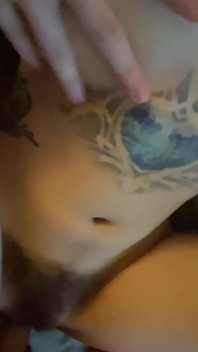 Ze werd alleen betrapt tijdens het spelen met haar harige poesje