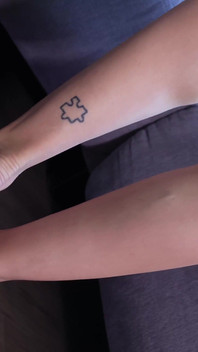 Gen z hatun yalınayak sandalet içinde