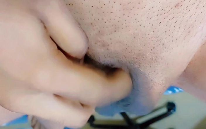 Sissy Bisexual: Napalony najmniejszy kutas shemale tarcie