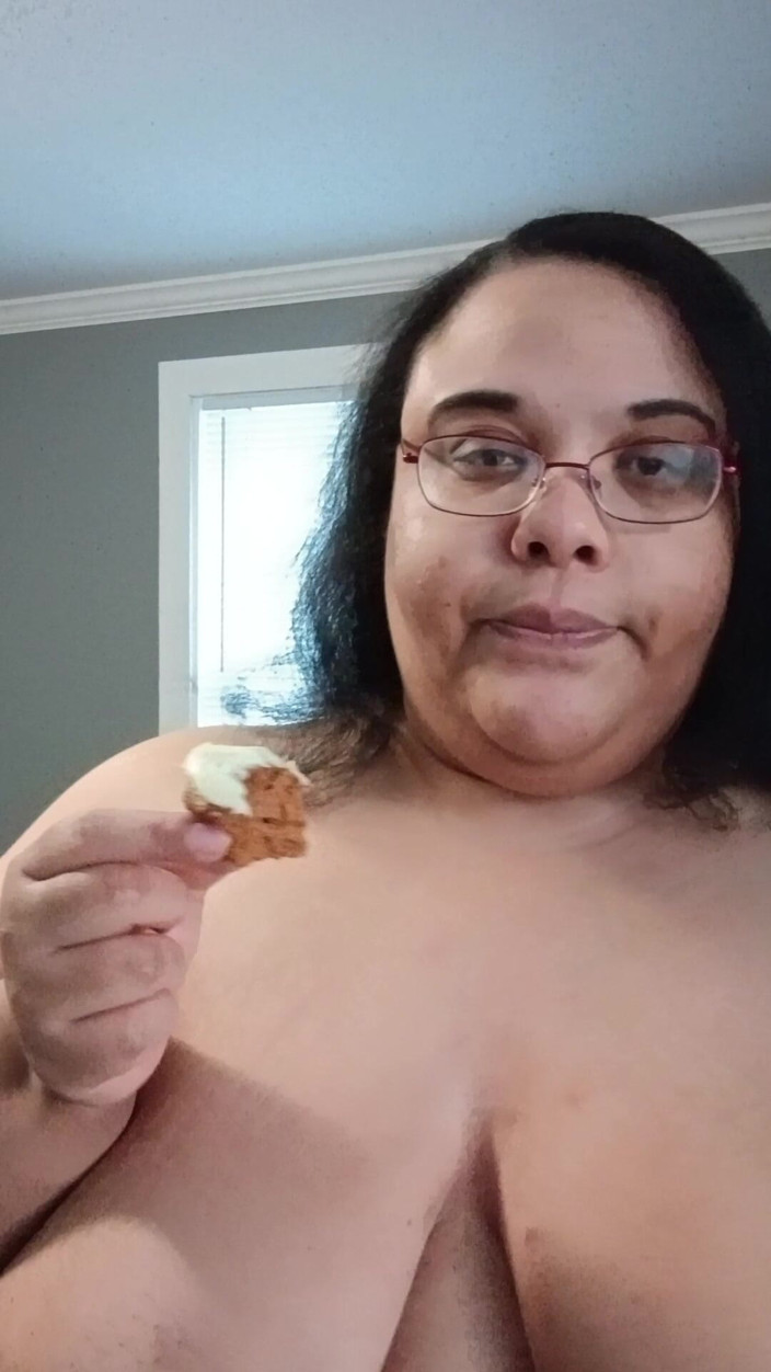 Jessica pigslut: Aku lagi asik masukin wajahku pakai cupcake sambil bugil