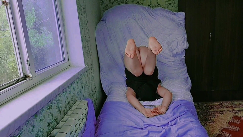 Kitty_Cross: Femboy tentantă își expune curul în stil perfect obraznic