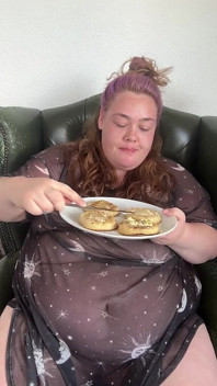 Une énorme BBW affamée se fait fourrer au petit-déjeuner