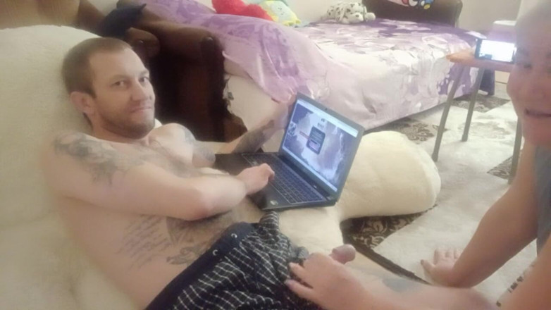 Zona901: I play on the computer I get jerked off and...