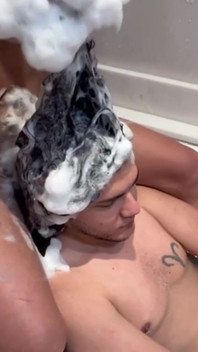 Fidanzato che scherza nel mio vabelo e poi si lava con molto shampoo