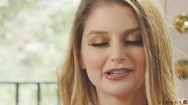 GenderXFilms - Trans piękna Khloe Kay rucha wielką cycatą blondynkę