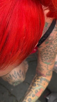 Twee hitsige leren tatoeage-sletjes neuken vrachtwagenchauffeur bij de rustplaats!