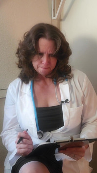 Celá scéna! sexy zralá milf doktorka zkoumá mladého muže a jeho zakřiveného ptáka