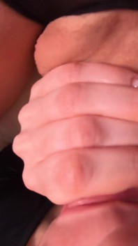 Freundin lutscht sanft schwanz und bekommt sperma im mund, pOV