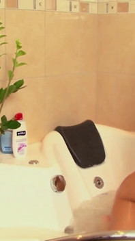 Ragazza single che si mastuba anale
