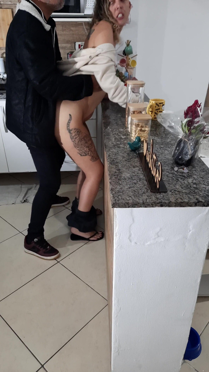 Gabi SweetCouplesStories: Hijastra ni siquiera puede descansar mientras desayuna.