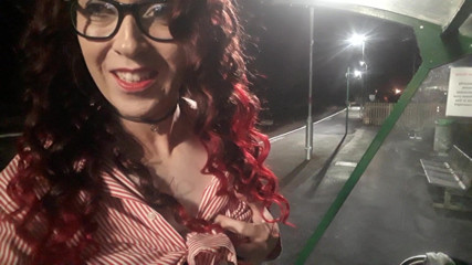 The Midnight Minx: Strippen op het treinstation