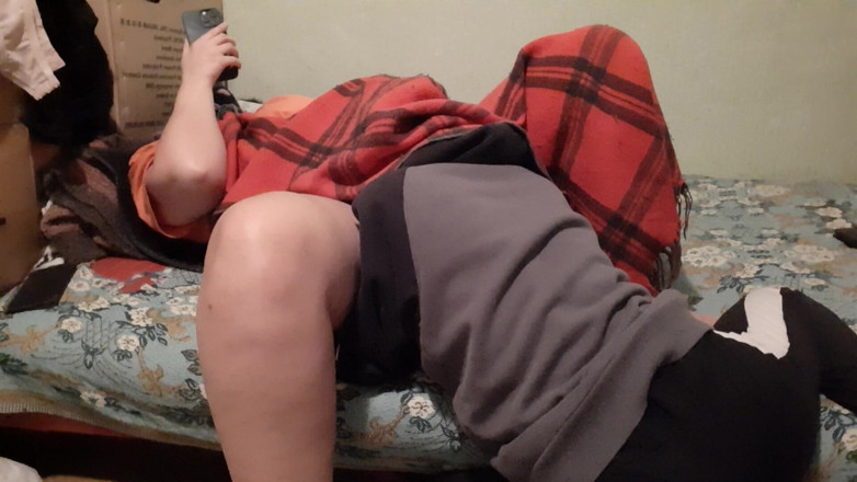 Lesbian-illusion: Ma copine timide a rampé à couvert et m’a réveillé avec...
