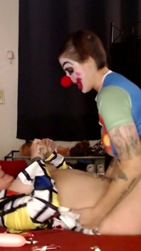 Lésbica strapon clown cosplay balões saltando peitos orgasmo