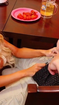 Campy Hooters - Pelayan Bimbo Menghidangkan Tetek Besar Dan Lubang Ketat - Brittney Kade, Steve Rickz