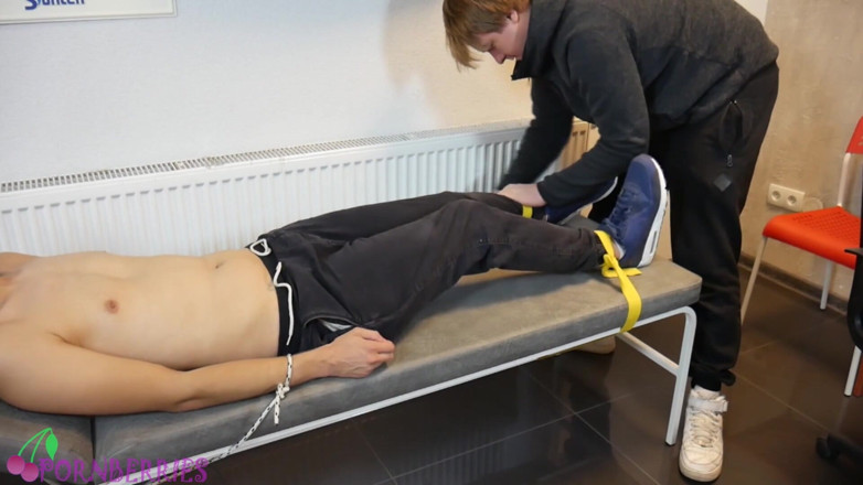 Ethan Alex: Nadržený optik zotročen a použil svázaného mladého pacienta