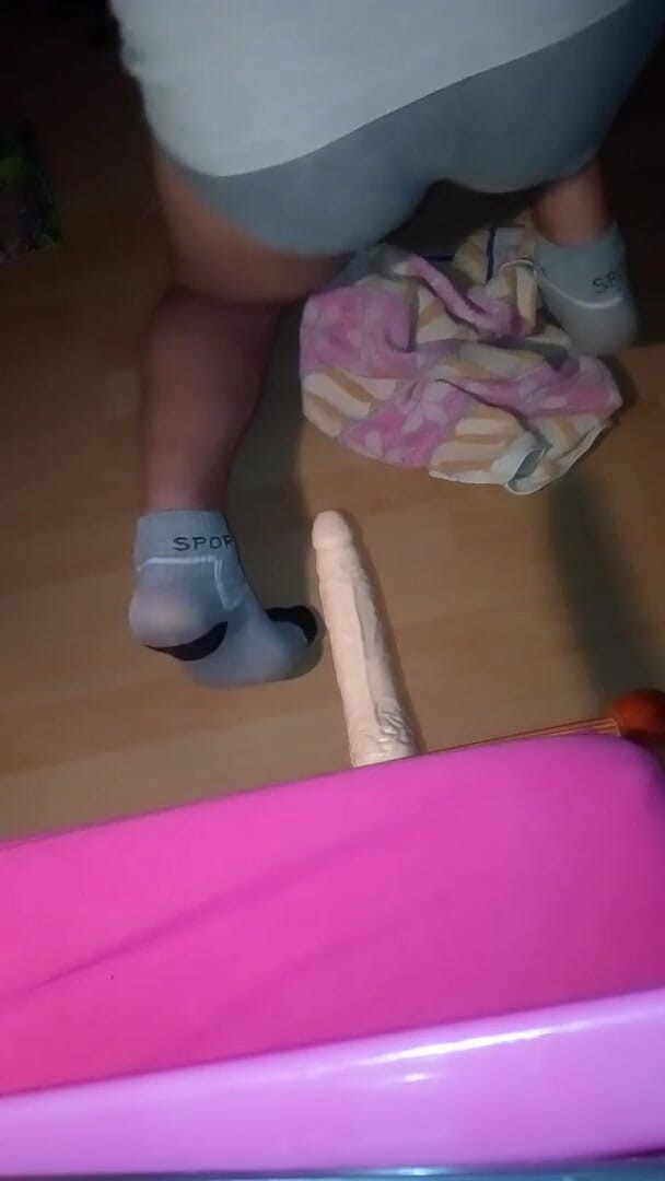 Sweethole: kamsin samlaingik svadisht gand mere dildo par savaari kar rahi...