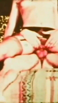 Gangbang vintage con giovani troie e grossi cazzi (film completo)