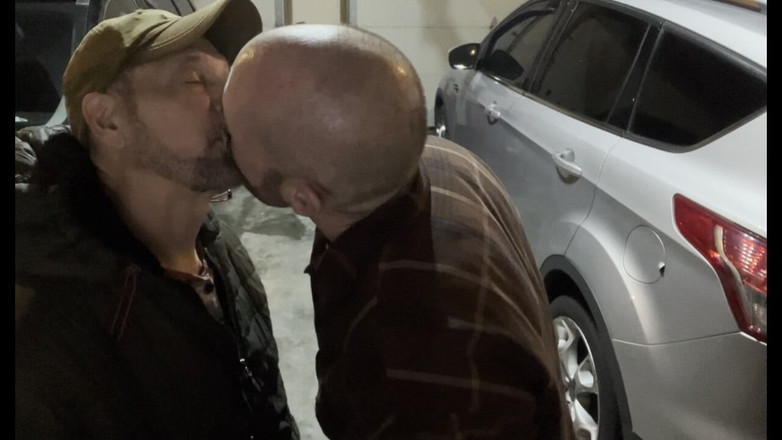 Tyler8: Stiefvater teilt einen rauch