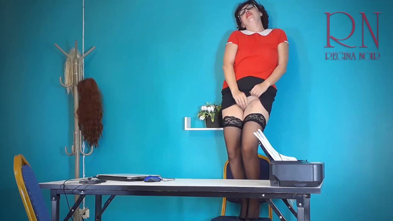 Regina Noir: Sexretary - камера в офісі. Без трусиків секретарка з помаранчевою сукнею