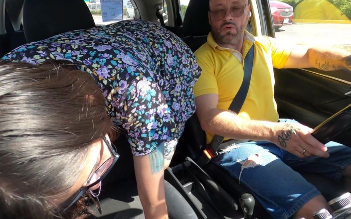 Bitch hunter: Un'arrapante cagna tatuata paga uber con la sua figa