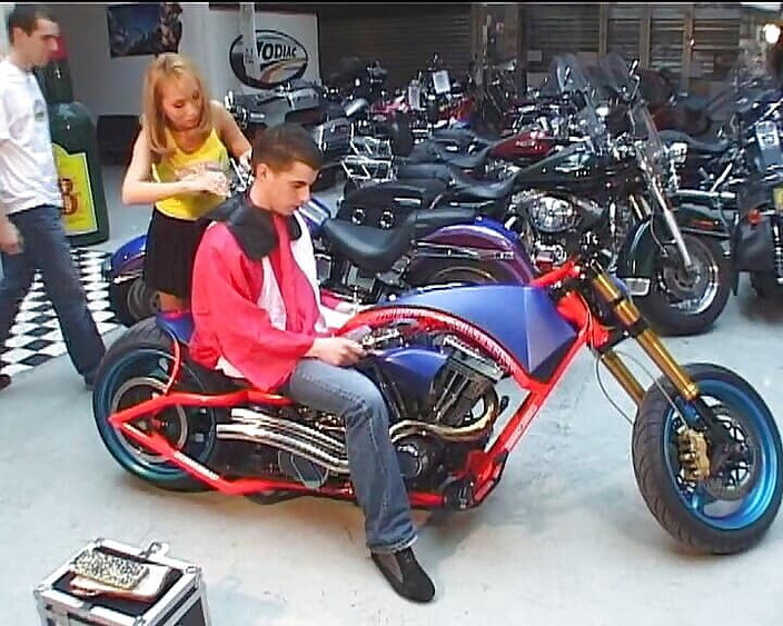 Planete Francaise: İki vahşi Fransız bayan çekici uzun yaraklarla başa çıkabilir