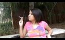 Hard raw sex: Sletterige babe plaagt terwijl ze buiten een sigaar rookt