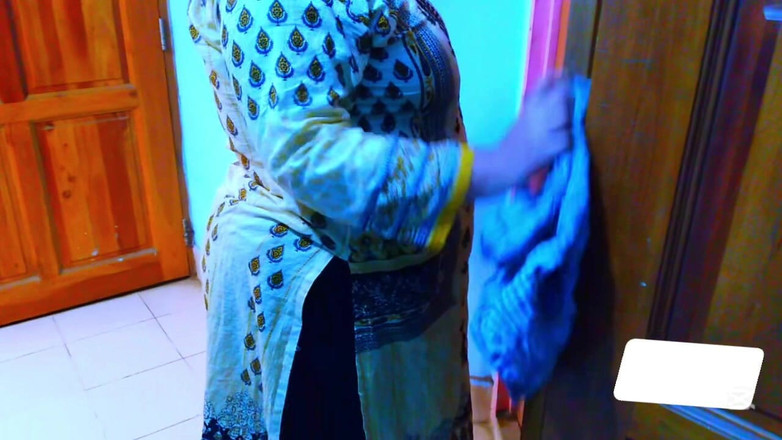 Aria Mia: Індійська мусульманська гаряча мачуха дезі трахається з пасинком, коли вона прибирала його кімнату