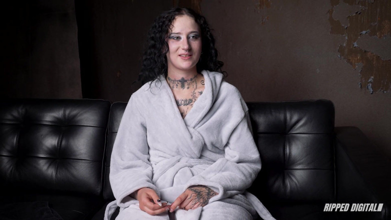 Ripped.Digital: A chlo Luna va insegnato come essere un giocattolo bravo,...