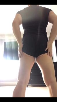 Picioarele mele sunt de ardere din genuflexiuni de azi și de lucru, dar îmi place Doar Curul meu în aceste trading pantaloni scurți, nu?