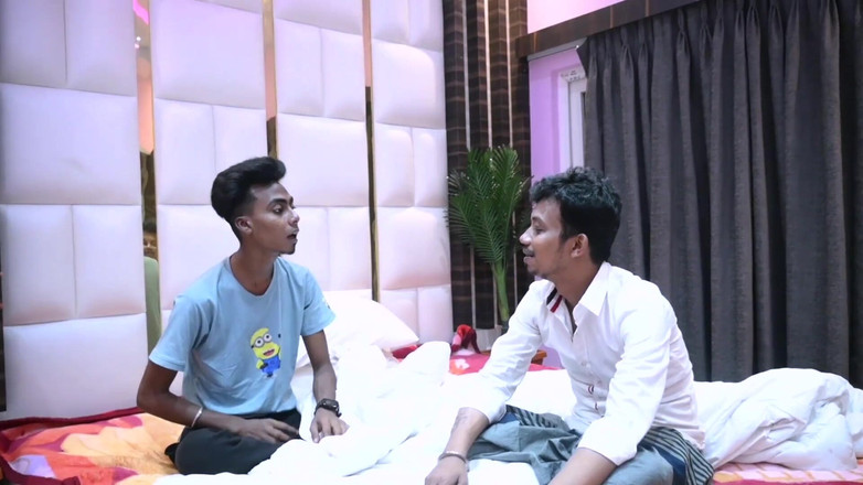 Indian porno creator: Tânăr indian de 18 ani care își pierde virginitatea cu o matură...