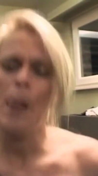 Una pareja muy cachonda con ella rubia y tetona es atrapada en video follando en la cocina