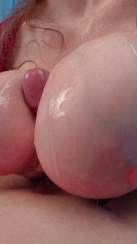Sexy scollatura paizuri regina nuru gel sega con tette e sborra tra grandi tette - lilykoti